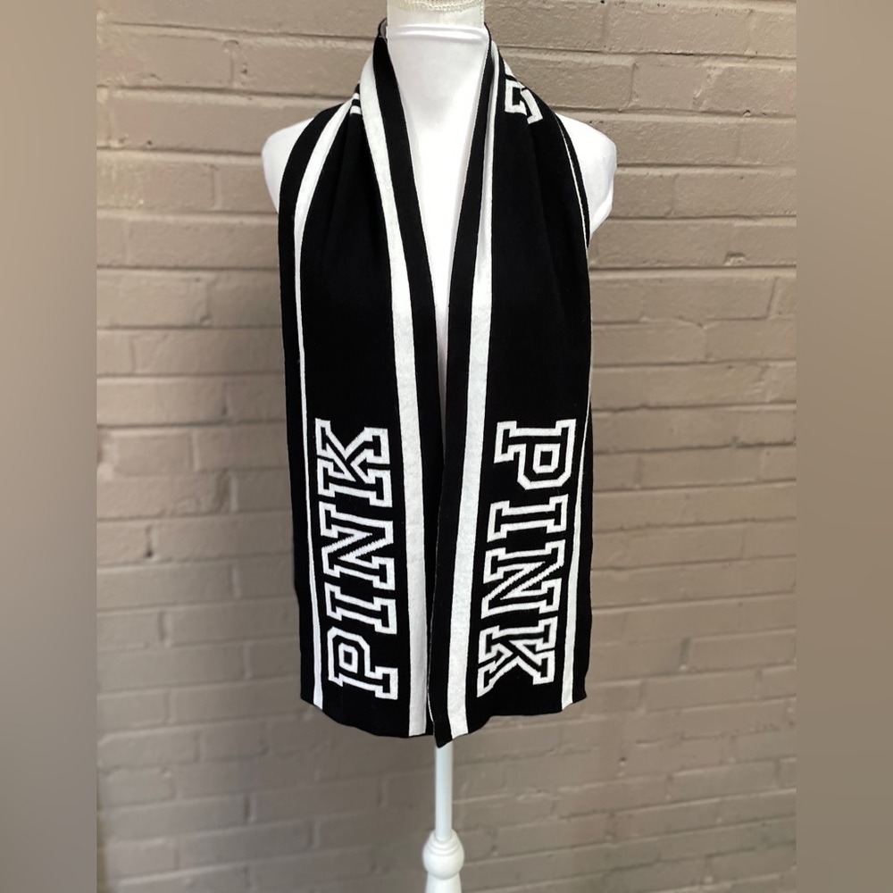 PINK Victoria’s Secret black & white knit scarf